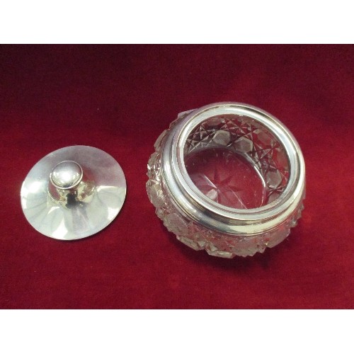 30 - A FINE QUALITY CUT GLASS DRESSING TABLE POWDER BOWL, THE SILVER PLATED LID WITH MIRROR INTERIOR. DIA... 