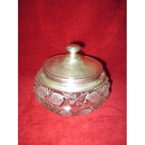 30 - A FINE QUALITY CUT GLASS DRESSING TABLE POWDER BOWL, THE SILVER PLATED LID WITH MIRROR INTERIOR. DIA... 