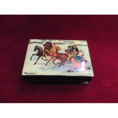 26 - SMALL RUSSIAN LACQUERED BOX HANDPAINTED WITH HORSES AND FIGURES - 9CM X 6CM X 4CM