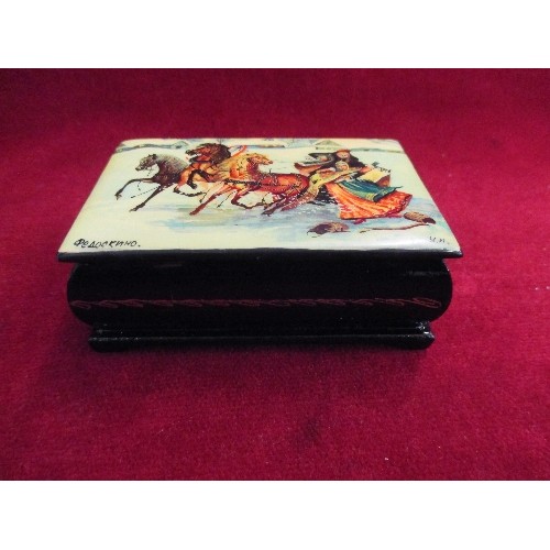 26 - SMALL RUSSIAN LACQUERED BOX HANDPAINTED WITH HORSES AND FIGURES - 9CM X 6CM X 4CM