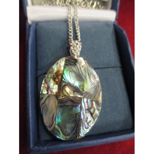 34 - NEW ZEALAND PAUA SHELL OVAL PENDANT WITH DIAMANTE BAIL ON A SILVER METAL CHAIN