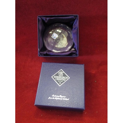 78 - EDINBURGH CRYSTAL ARDUUS AD SOLEM - MANCHESTER UNIVERSITY - PAPERWEIGHT