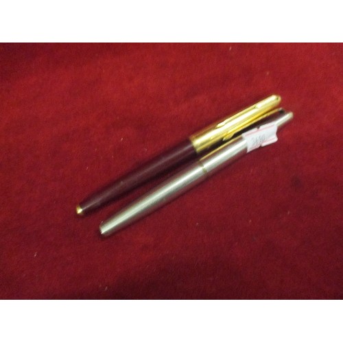 21 - PARKER 585 FOUNTAIN PEN WITH 14K GOLD NIB, TOGETHER WITH A BRUSHED STEEL PARKER FOUNTAIN PEN