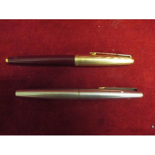 21 - PARKER 585 FOUNTAIN PEN WITH 14K GOLD NIB, TOGETHER WITH A BRUSHED STEEL PARKER FOUNTAIN PEN