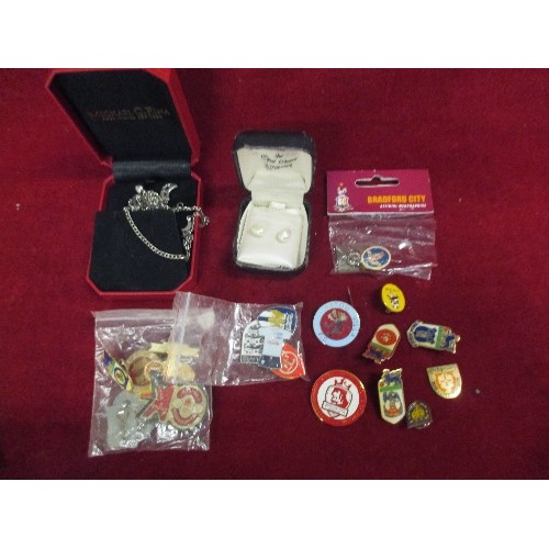 23 - COLLECTION OF FOOTBALL PIN & LAPEL BADGES, MANCHESTER UNITED, ASTON VILLA ETC