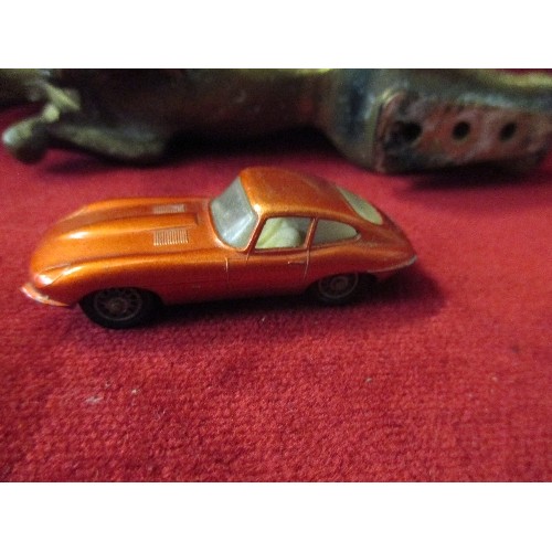 55A - VINTAGE SOLID BRASS JAGUAR CAR MASCOT TOGETHER WITH AN E TYPE JAGUAR CAR BY LESNEY