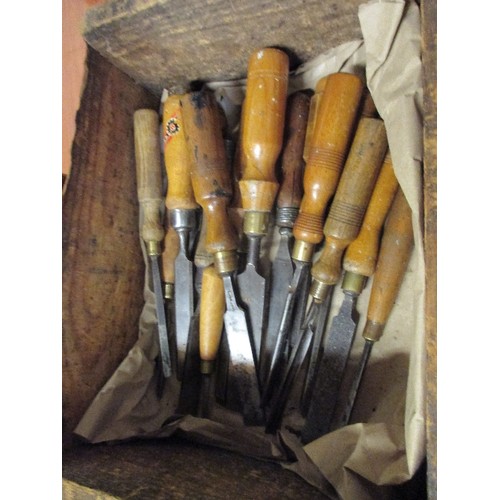 198 - VINTAGE WOODEN BOX WITH CONTENTS OF VINTAGE CHISELS