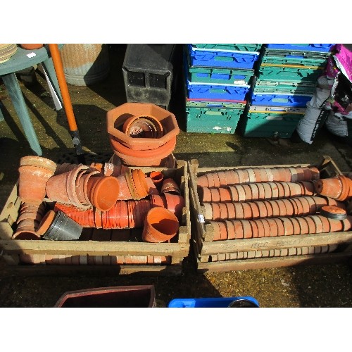 661 - 5 X FARM CRATES FULL OF TERRACOTTA AND PLASTIC PLANT POTS