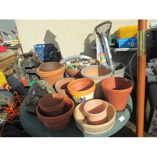 661 - 5 X FARM CRATES FULL OF TERRACOTTA AND PLASTIC PLANT POTS