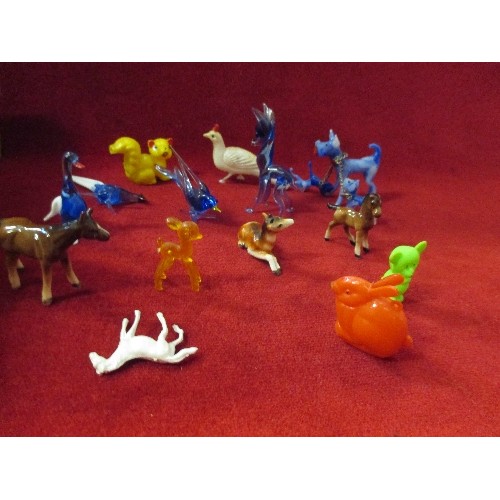 8 - MINIATURE MURANO GLASS ANIMALS TOGETHER WITH PORCELAIN MARE AND FOAL AND VINTAGE PLASTIC ANIMALS