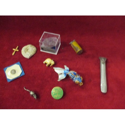 9 - INTERESTING COLLECTORS LOT INCL AN ARTICULATED ENAMEL FISH, ANTIQUE IVORY AND YELLOW METAL ELEPHANT ... 