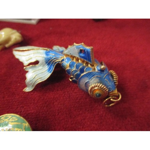 9 - INTERESTING COLLECTORS LOT INCL AN ARTICULATED ENAMEL FISH, ANTIQUE IVORY AND YELLOW METAL ELEPHANT ... 