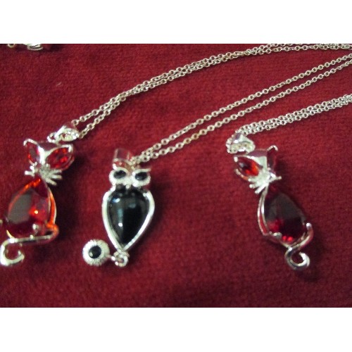 21 - SILVER METAL COSTUME JEWELLERY INCLUDING RED CAT PENDANTS, RING WITH AMETHYST COLOUR STONE, 2 CHARM ... 