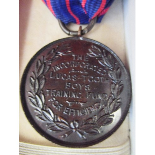 40 - A MEDAL FROM 1927 FROM LUCAS-TOOTH BOY`S TRAINING FUND TOGETHER WITH VINTAGE BOX OF TUNING HARMONIC ... 