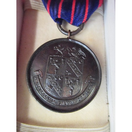 40 - A MEDAL FROM 1927 FROM LUCAS-TOOTH BOY`S TRAINING FUND TOGETHER WITH VINTAGE BOX OF TUNING HARMONIC ... 