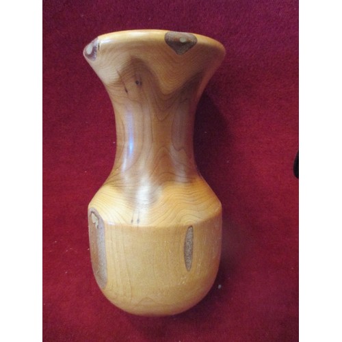 111 - WOODEN ITEMS TO INCLUDE VASE, CASTANET, SPOON ETC