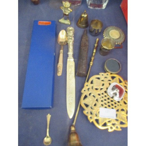 127 - METALWARE JOBLOT TO INCLUDE BRASS TRIVET, METAL PUNCH, BOXED CAKE SLICE ETC