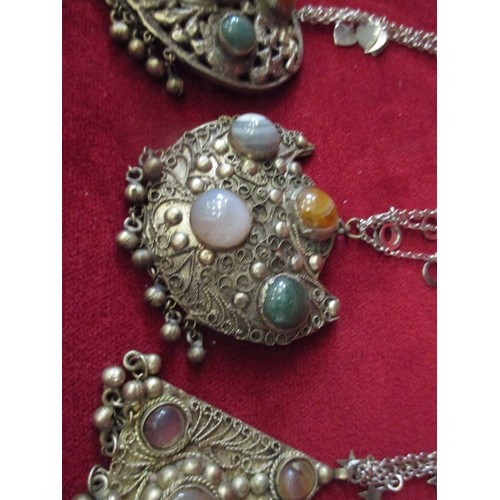 180 - DECORATIVE NECKLACE/PENDANTS