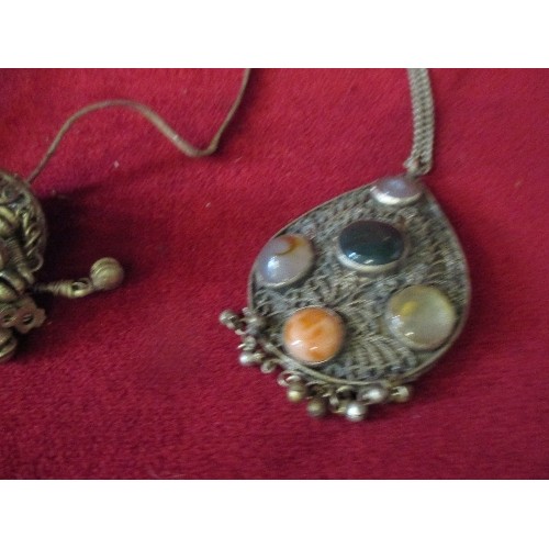 180 - DECORATIVE NECKLACE/PENDANTS