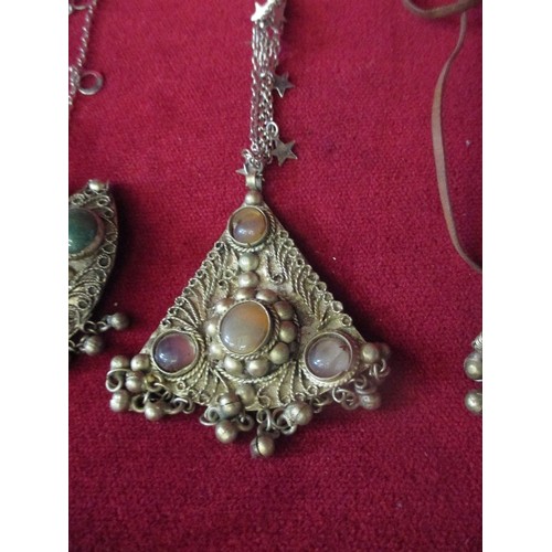 180 - DECORATIVE NECKLACE/PENDANTS