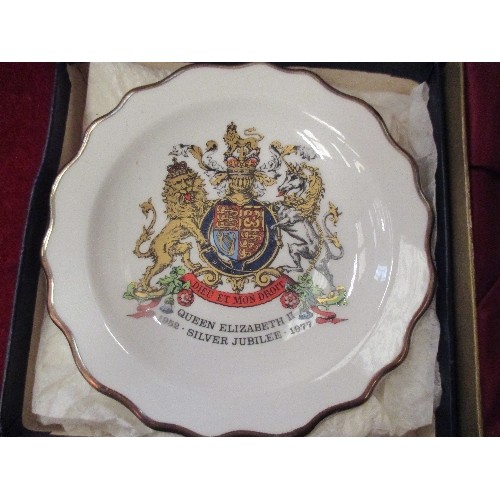 246 - WEDGWOOD LION CRYSTAL PAPERWEIGHT, POND'S MAKEUP & A SILVER JUBILEE DISH