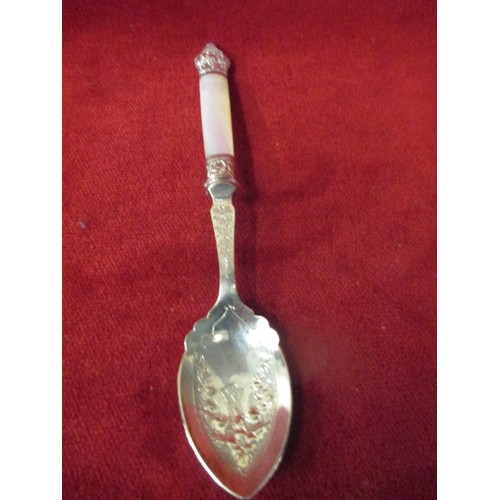 26 - FINE QUALITY VICTORIAN SILVER PLATED PRESERVE SPOON WITH MOTHER OF PEARL HANDLE - 17CM