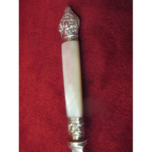 26 - FINE QUALITY VICTORIAN SILVER PLATED PRESERVE SPOON WITH MOTHER OF PEARL HANDLE - 17CM