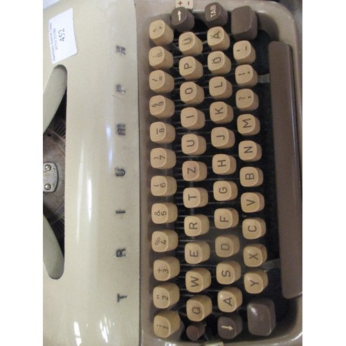 452 - VINTAGE TRIUMPH PERFEKT TYPEWRITER IN CASE