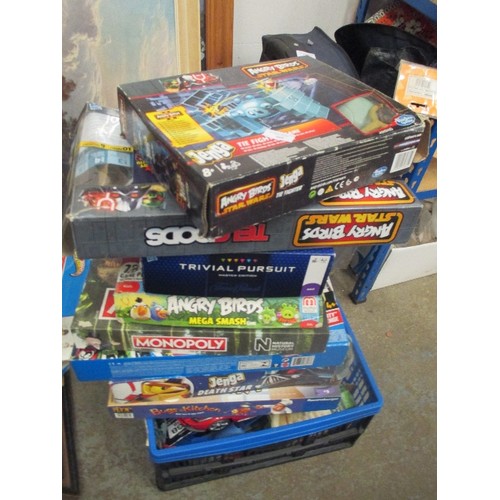 466 - QUANTITY OF BOARD GAMES. INC JENGA THE FIGHTER GAME, MONOPOLY, TRIVIAL PURSUIT, BUGS IN THE KITCHEN ... 