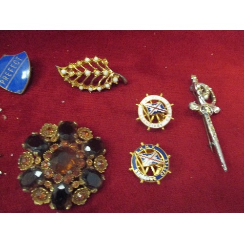 18 - TUB OF VINTAGE COSTUME JEWELLERY INC A BEADWORK & CUT STEEL BROOCH, MV LLANGIBBY CASTLE ENAMELLED BR... 