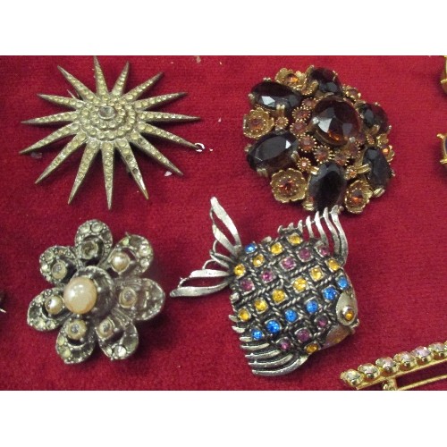 18 - TUB OF VINTAGE COSTUME JEWELLERY INC A BEADWORK & CUT STEEL BROOCH, MV LLANGIBBY CASTLE ENAMELLED BR... 