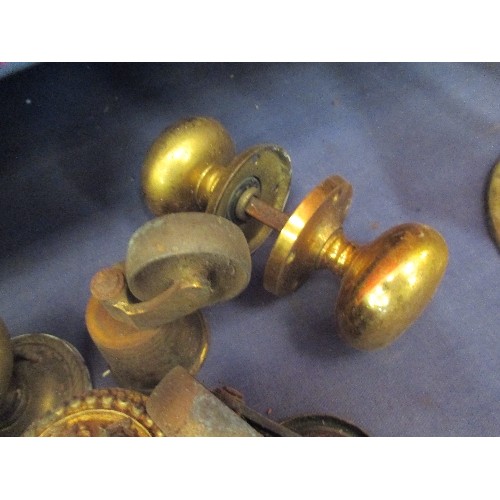 106A - ANTIQUE AND VINTAGE BRASS KNOBS AND TABLE CASTERS