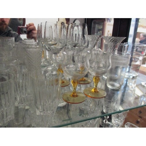 50 - 2 SHELVES OF MIXED GLASS INCLUDING QUALITY CUT GLASS JUG, WINE GLASSES, CUT GLASS VASE ETC