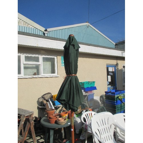 520 - GREEN GARDEN PARASOL ON CAST IRON STAND