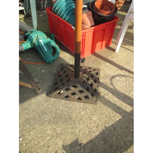 520 - GREEN GARDEN PARASOL ON CAST IRON STAND