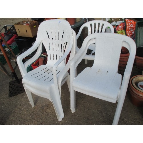 526 - 5 X WHITE PLASTIC GARDEN CHAIRS