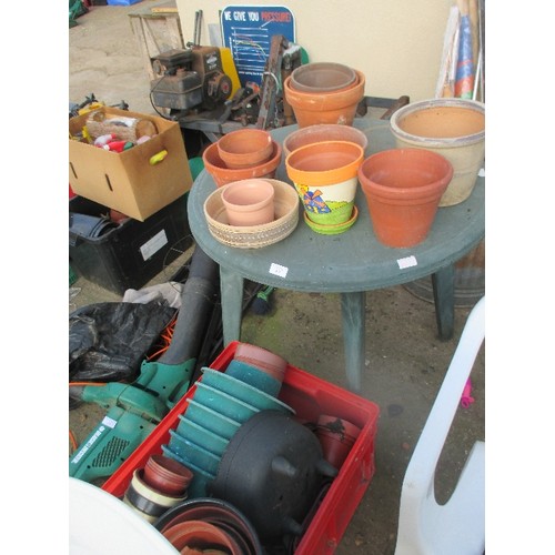 527 - GREEN GARDEN TABLE & MIXTURE OF PLASTIC & TERRACOTTA PLANT POTS