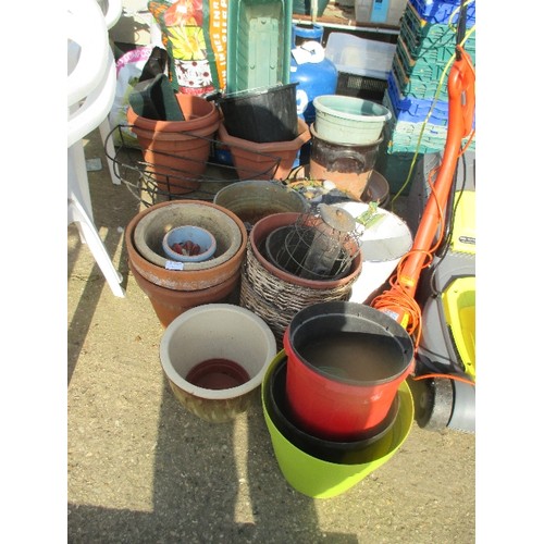 529 - LARGE QUANTITY OF PLASTIC, TERRACOTTA & ENAMEL PLANTERS & A  METAL WALL BASKET