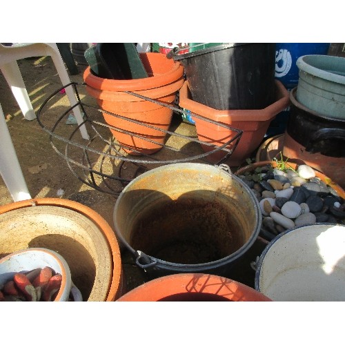 529 - LARGE QUANTITY OF PLASTIC, TERRACOTTA & ENAMEL PLANTERS & A  METAL WALL BASKET