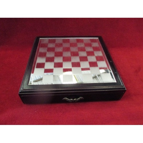 117 - MIRRORED CHESS SET WITH ALL PIECES PRESENT IN DRAWERS