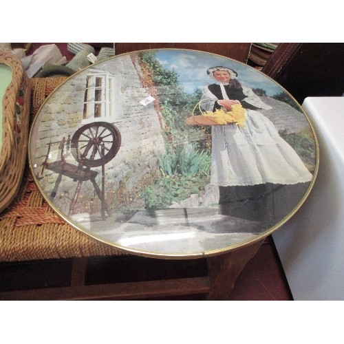 261 - 4 RETRO HOUSEHOLD ITEMS INCUDING CANTILEVER SEWING BOX, WALL PLAQUE, ROSE TRAY & WICKER TABLE