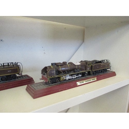 98 - 5 MODEL TRAINS ON PLINTHS: FLYING SCOTSMAN, DUCHESS OF SUTHERLAND, P8 CLASS & 2X PACIFIC CHAPELON NO... 