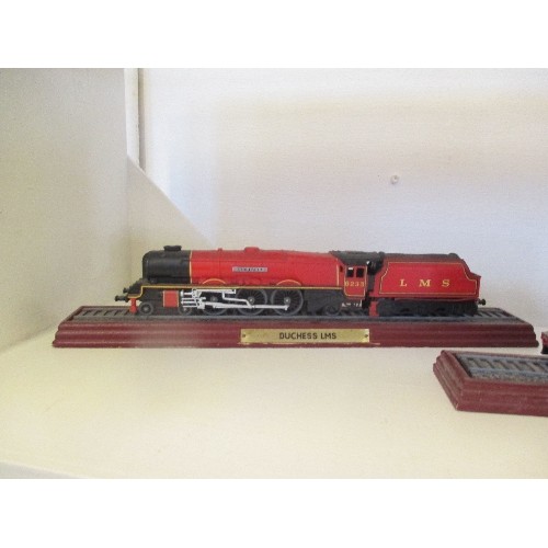 98 - 5 MODEL TRAINS ON PLINTHS: FLYING SCOTSMAN, DUCHESS OF SUTHERLAND, P8 CLASS & 2X PACIFIC CHAPELON NO... 