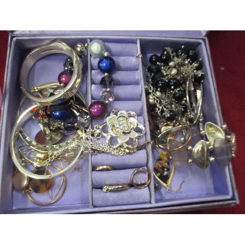 249 - JEWELLERY BOX WITH CONTENTS OF COSTUME JEWELLERY