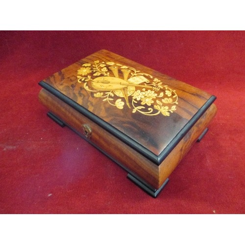 7 - SORRENTO WARE MARQUETRY INLAY MUSICAL BOX IN VERY GOOD CONDITION, WITH A KEY