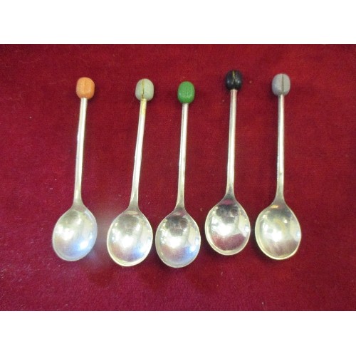 36 - COLLECTION OF VINTAGE SPOONS INCLUDING STILTON SCOOP WITH A SILVER HANDLE (BIRM 1906), VICTORIAN SIF... 