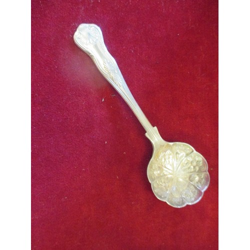 36 - COLLECTION OF VINTAGE SPOONS INCLUDING STILTON SCOOP WITH A SILVER HANDLE (BIRM 1906), VICTORIAN SIF... 