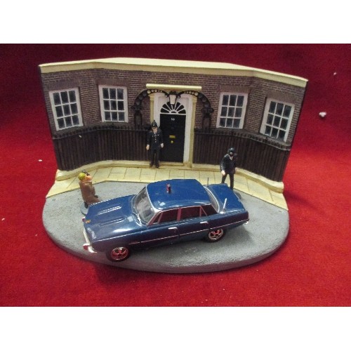 94 - VANGUARDS ROVER 3500 V8 MODEL DIORAMA