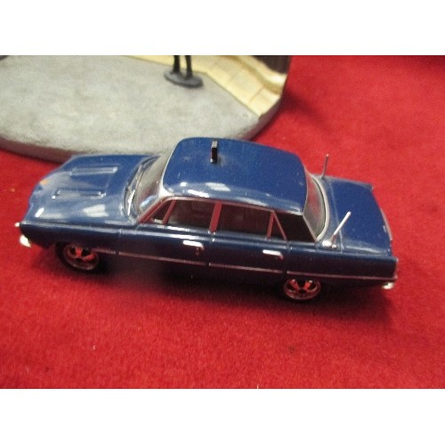 94 - VANGUARDS ROVER 3500 V8 MODEL DIORAMA