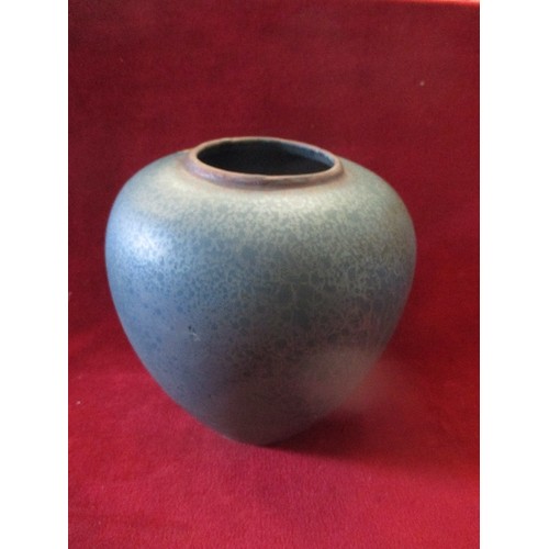 109 - A BULBOUS CERAMIC VASE WITH AN IRIDESCENT BLUE GLAZE BY TONY LAVERICK  1961 ASL CERAMICS